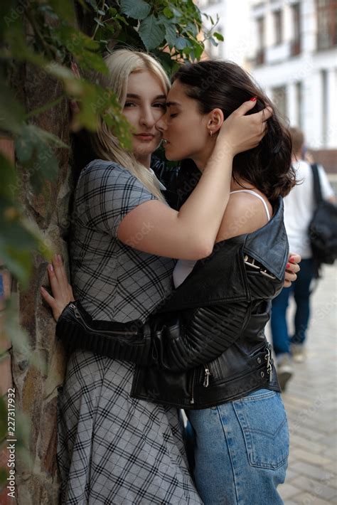 lesbian kissing hd videos|Lesbians Touching Each Other Video Footage – Browse 720 HD。